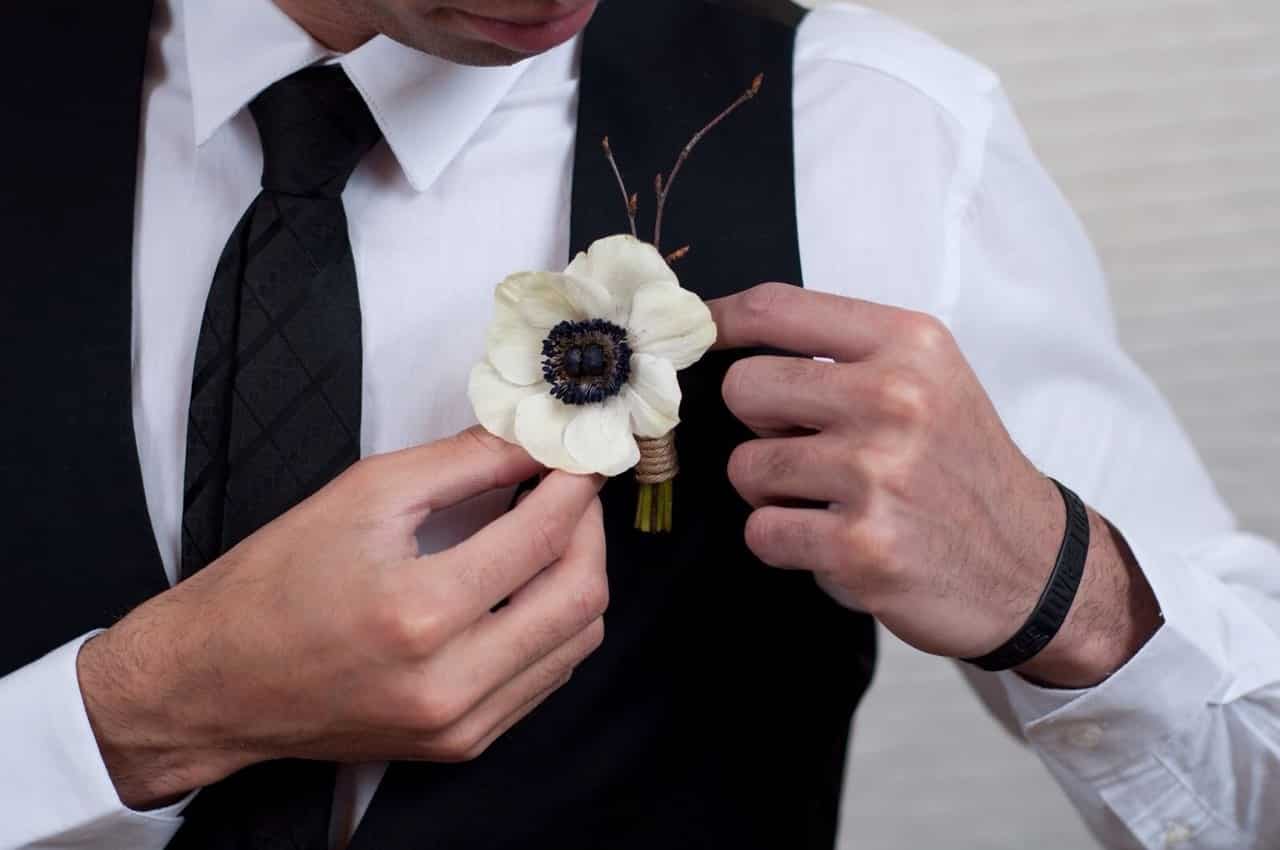 Свадебная бутоньерка для жениха – оригинальное традиционное украшение