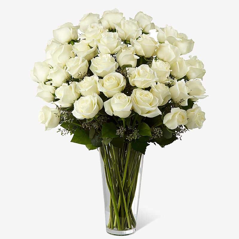 Белые розы оттенки. White Rose Boquet. Букет белых рanunkulusov. Белые розы в вазе.
